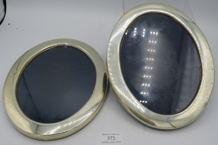 A pair of modern silver oval photograph frames, approx 9" x 7", Sheffield 1993, lacking stands.