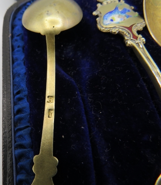 A set of decorative gilded Bermudian teaspoons with enamelled fish and crown decoration. Approx - Image 2 of 3