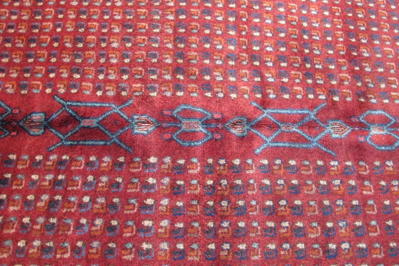 North West Persian Senneh rug, central repeat pattern divided by blue motif on burgundy ground, very - Image 4 of 4