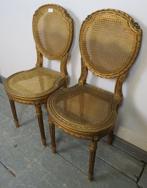 A pair of vintage French giltwood opera seats with bergère back and seat panels, featuring carved - Image 4 of 5