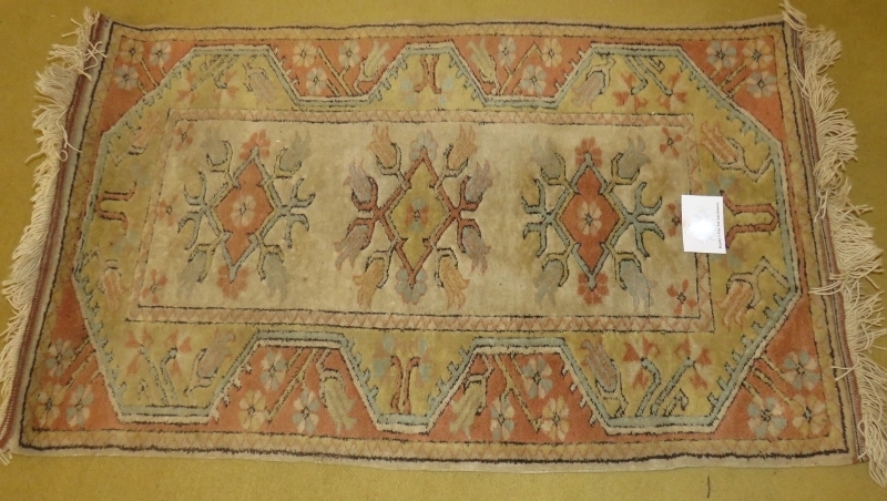 A late 20th century wool rug. Pastel shades. 135cm x 82cm. In good condition. - Image 2 of 2