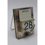 A silver mounted desk month / day calendar with interchangeable tablets, Sheffield 2000, 7.5cm x 5.