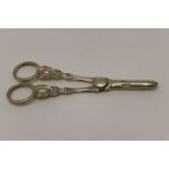 A pair of late Victorian silver grape scissors, London 1900, 79g