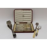 Yates Brothers A set of six silver handled tea knives, Sheffield 1917 cased, together with a