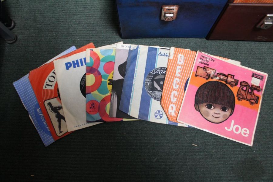 Five vinyl cases containing an extensive selection of 7" singles - Image 2 of 2