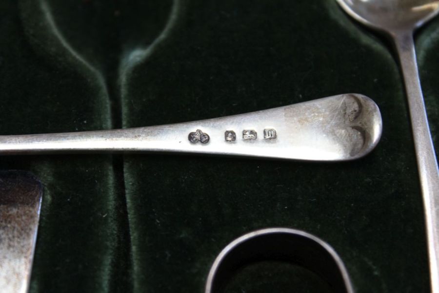 A cased set of twelve Elkington silver spoons, and sugar nips in fitted case - Image 4 of 4