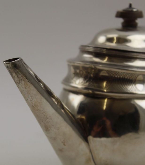Solomon Hougham, a George III silver teapot, London 1799, 482g - Image 2 of 10