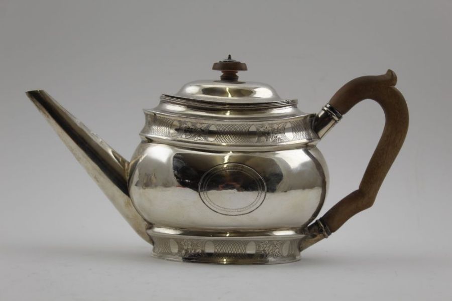 Solomon Hougham, a George III silver teapot, London 1799, 482g - Image 6 of 10
