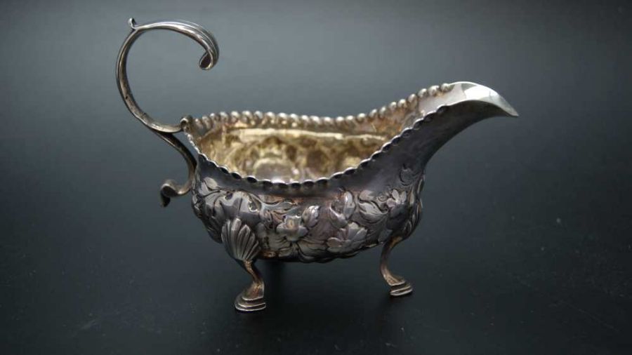 Thomas Shepherd, a George III silver cream/ condiment boat, London 1775 - Image 2 of 4