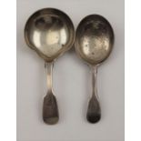 Metcalf Hopgood, a fiddle pattern silver caddy spoon, crested, London 1854,