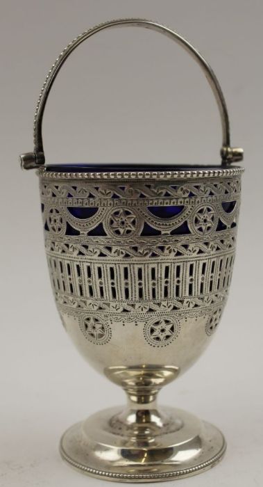 An Edwardian silver bon-bon basket, with original liner, Birmingham 1902, 108g