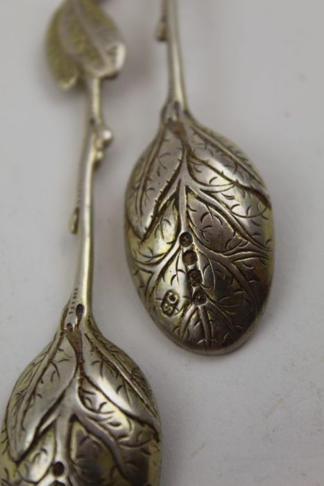 Sebastian Crepel II, A pair of early Victorian cast silver gilt leaf teaspoons, London 1842, 42g - Image 4 of 4