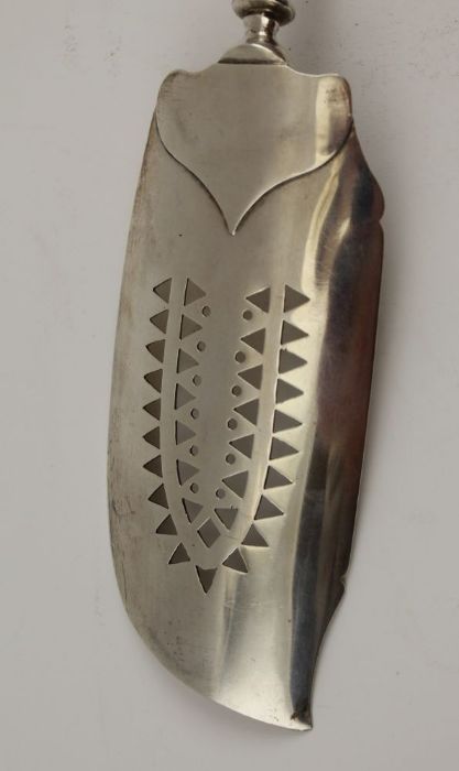 Nathaniel Gillert, a Scottish provincial silver fish slice, 1785-1821 Aberdeen, 125g - Image 5 of 6