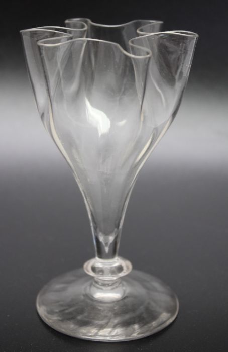 A pair of Victorian handkerchief vases glass, circa 1840 - Image 3 of 3