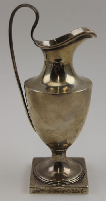 Haselor Bros. Edward John Haselor, Noble Haselor, A silver cream jug of Classical trophy form, - Bild 3 aus 6