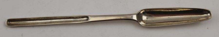 W Fearn, a George III silver marrow scoop, London 1810, 47g
