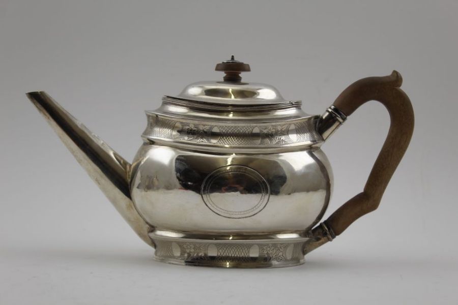 Solomon Hougham, a George III silver teapot, London 1799, 482g