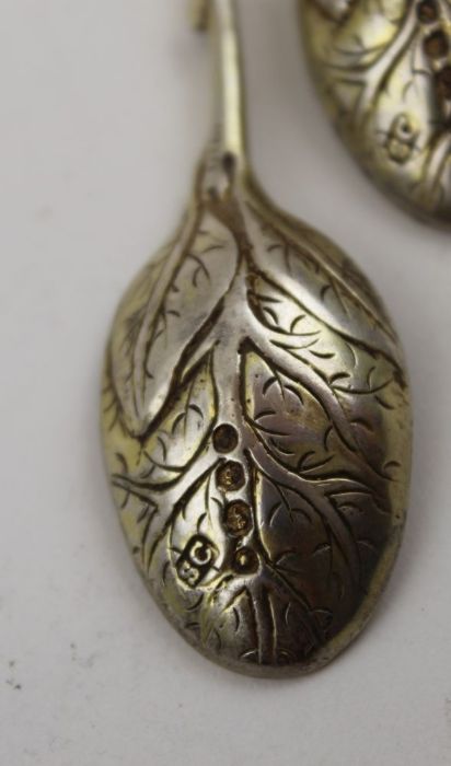 Sebastian Crepel II, A pair of early Victorian cast silver gilt leaf teaspoons, London 1842, 42g - Image 3 of 4