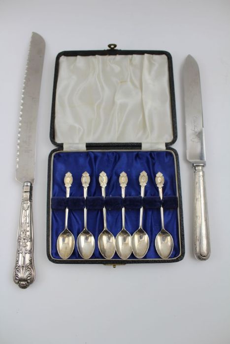 A silver kings pattern handled bread knife, and cake knife, and a cased set of silver teaspoons weig