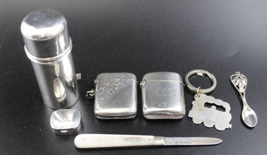 A silver shaving container with original bar of soap, two silver vesta cases, a silver pill box, sil - Image 5 of 8