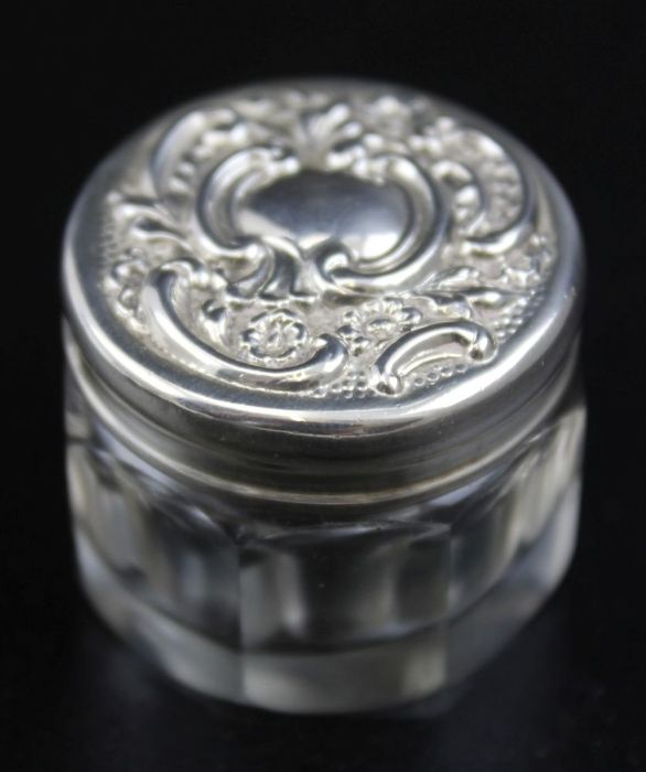 A pair of small silver pill boxes with embossed lids and gilt interiors 3cm diameter, Birmingham 190 - Image 2 of 3