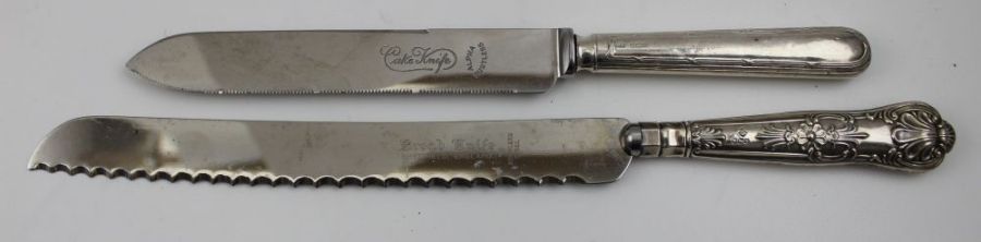 A silver kings pattern handled bread knife, and cake knife, and a cased set of silver teaspoons weig - Image 3 of 3