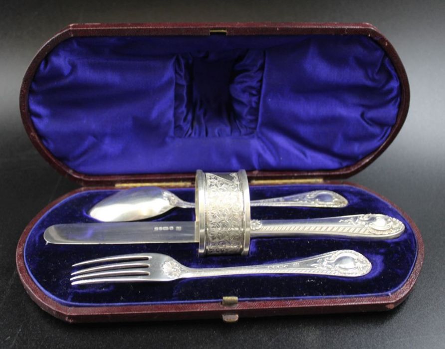 A matched silver Christening set, in a silk & velvet lined case - Image 4 of 6