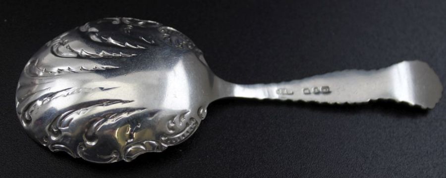 A Victorian silver tea caddy spoon, decoratively cast, scallop form bowl, Birmingham 1899, 19g - Image 2 of 3