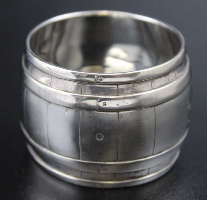 A Victorian silver napkin ring, in the form of a coopered barrel, London 1878, 30g