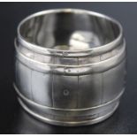 A Victorian silver napkin ring, in the form of a coopered barrel, London 1878, 30g