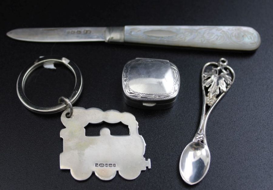 A silver shaving container with original bar of soap, two silver vesta cases, a silver pill box, sil - Image 3 of 8