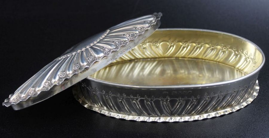 Charles Edwards, A Victorian oval embossed silver box, gilt interior, London 1888 (94g) - Image 2 of 3