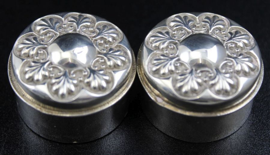 A pair of small silver pill boxes with embossed lids and gilt interiors 3cm diameter, Birmingham 190 - Image 3 of 3