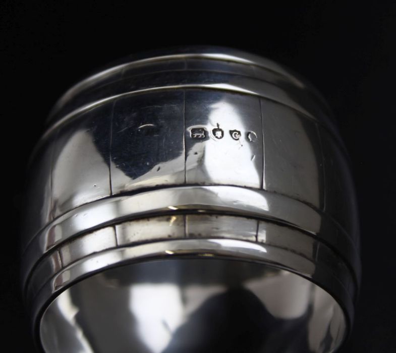 A Victorian silver napkin ring, in the form of a coopered barrel, London 1878, 30g - Image 2 of 2