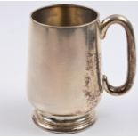 A silver tankard, of plain design, hallmarked Chester 1920, approx. height 10cm, approx. weight