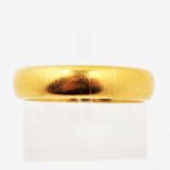 A hallmarked 22ct yellow gold plain wedding band, ring size M1/2, approx. weight 7.6g.