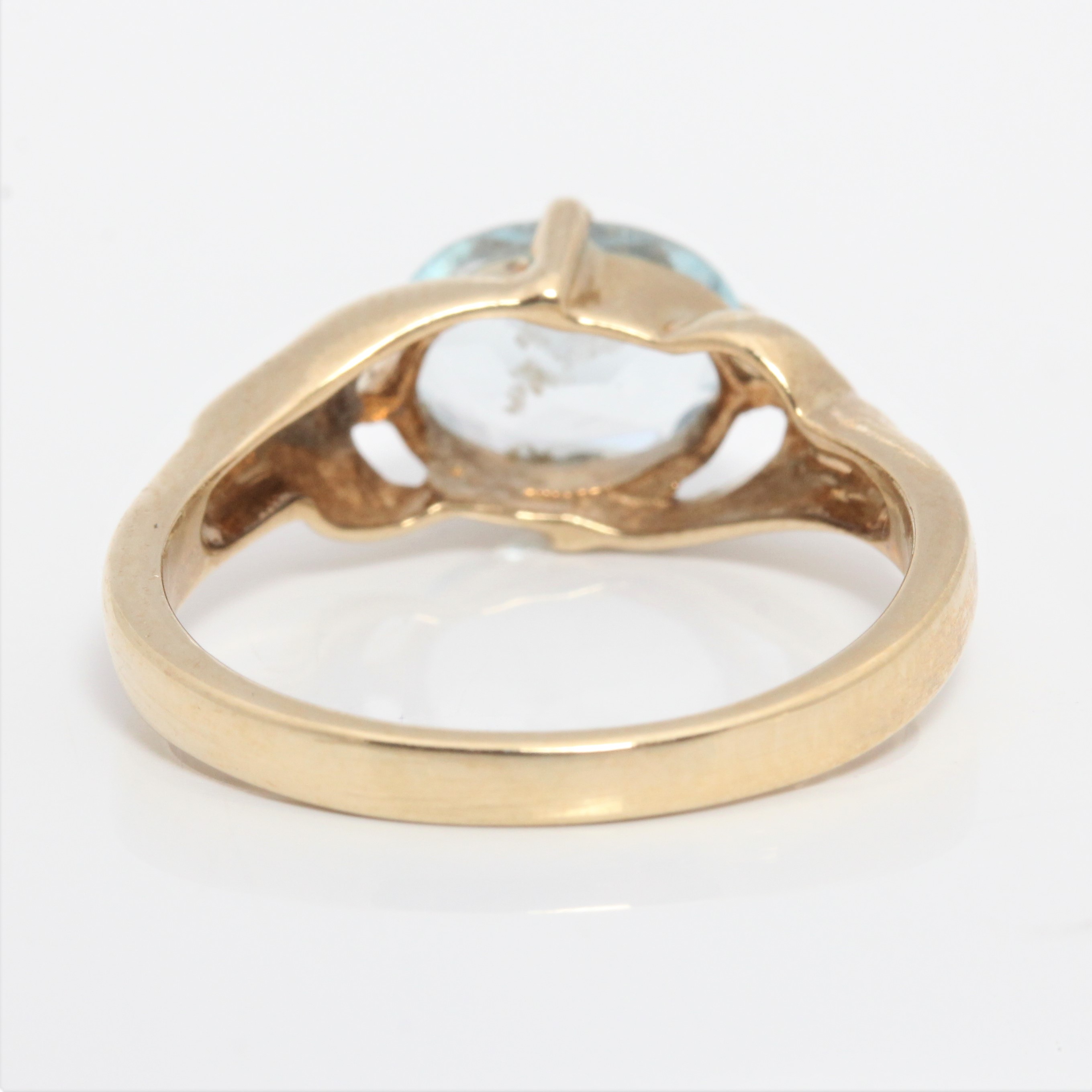 A hallmarked 9ct yellow gold blue topaz dress ring, ring size N 1/2 - Image 3 of 4