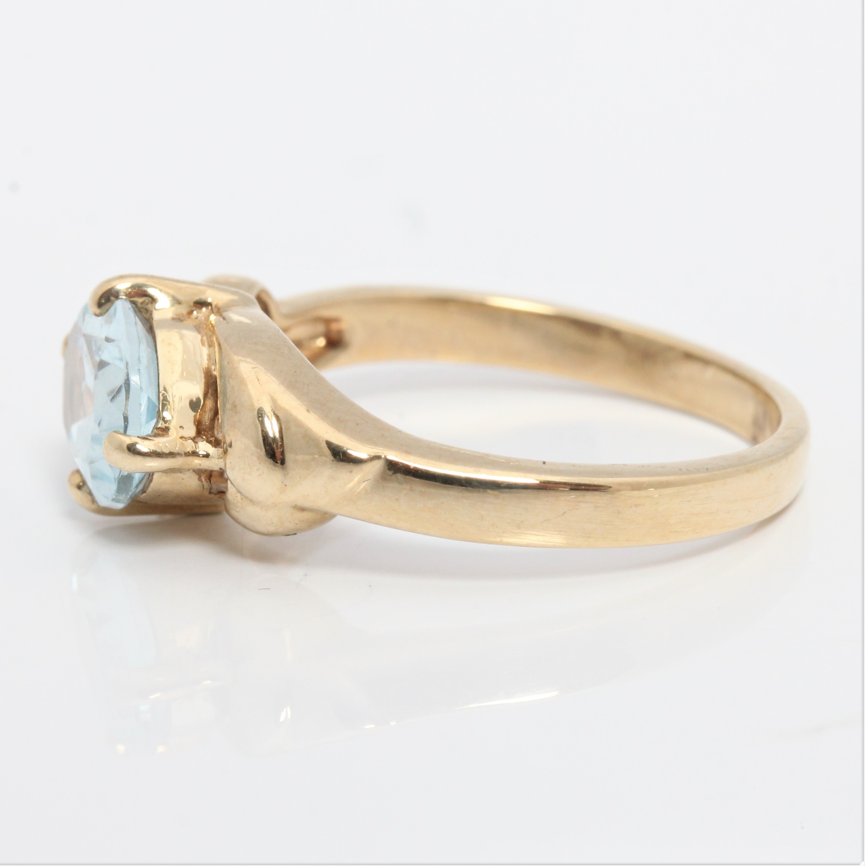 A hallmarked 9ct yellow gold blue topaz dress ring, ring size N 1/2 - Image 4 of 4