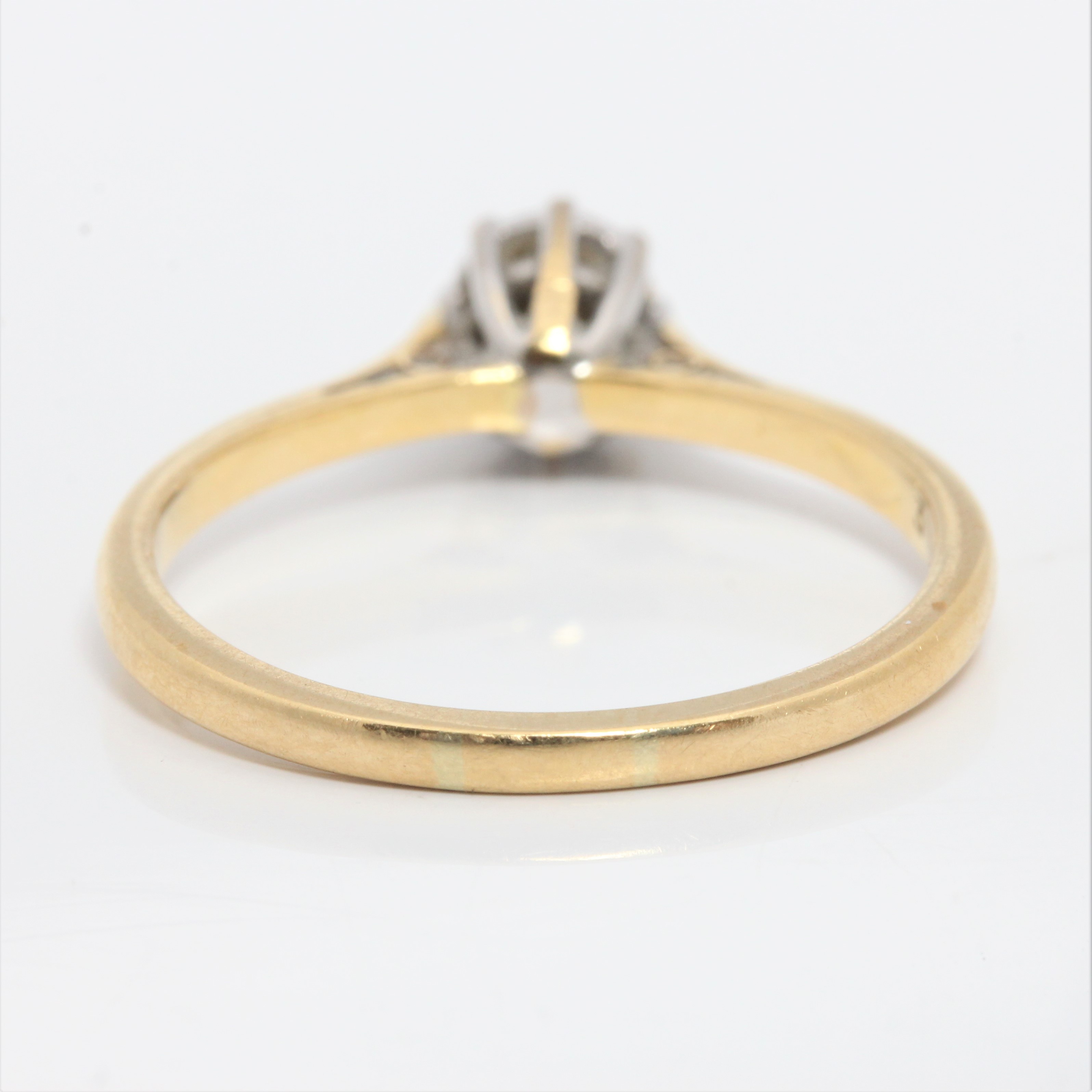 A hallmarked 18ct yellow gold diamond solitaire ring, illusion set with a round brilliant cut - Image 3 of 4