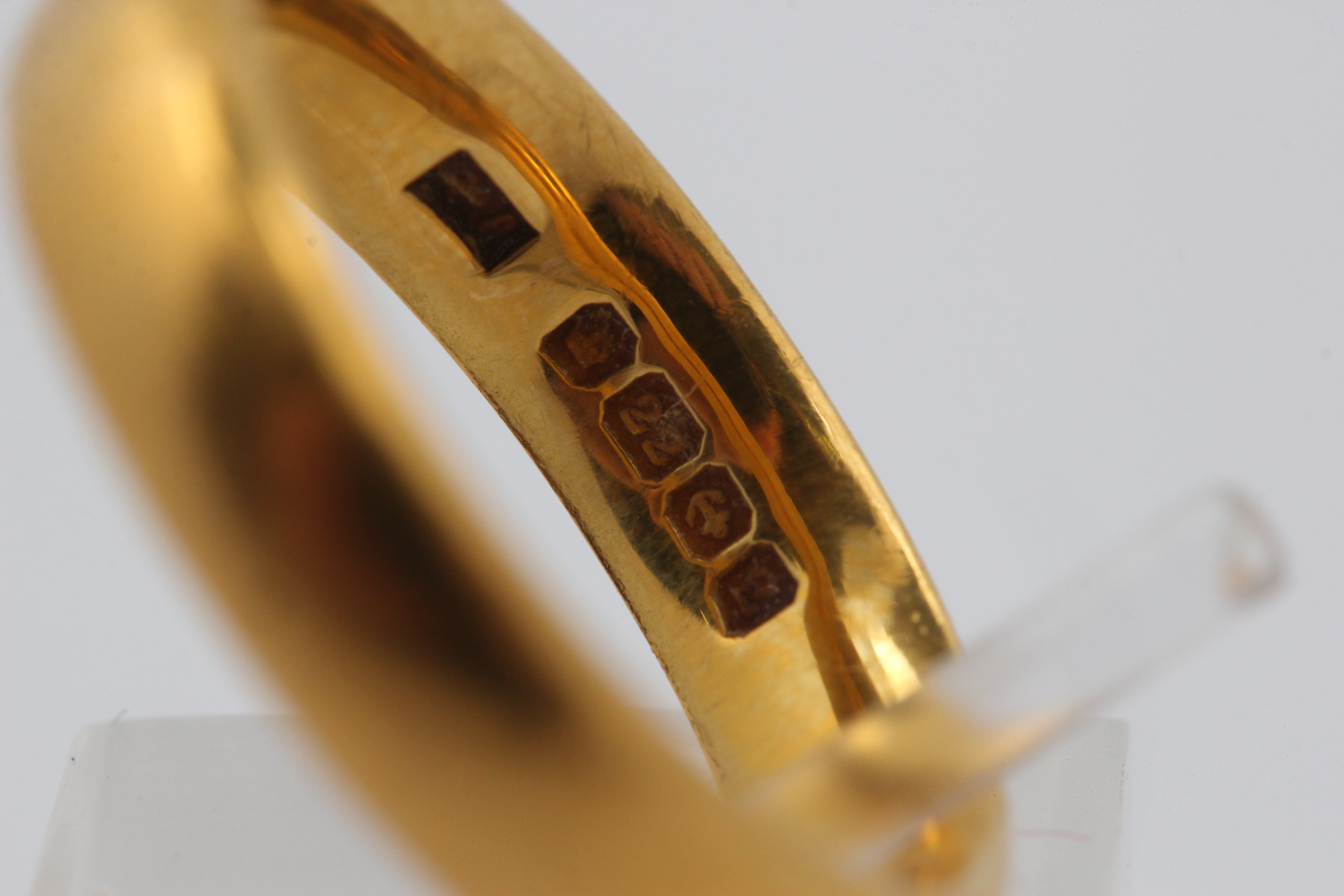 A hallmarked 22ct yellow gold plain wedding band, ring size M1/2, approx. weight 7.6g. - Image 3 of 3