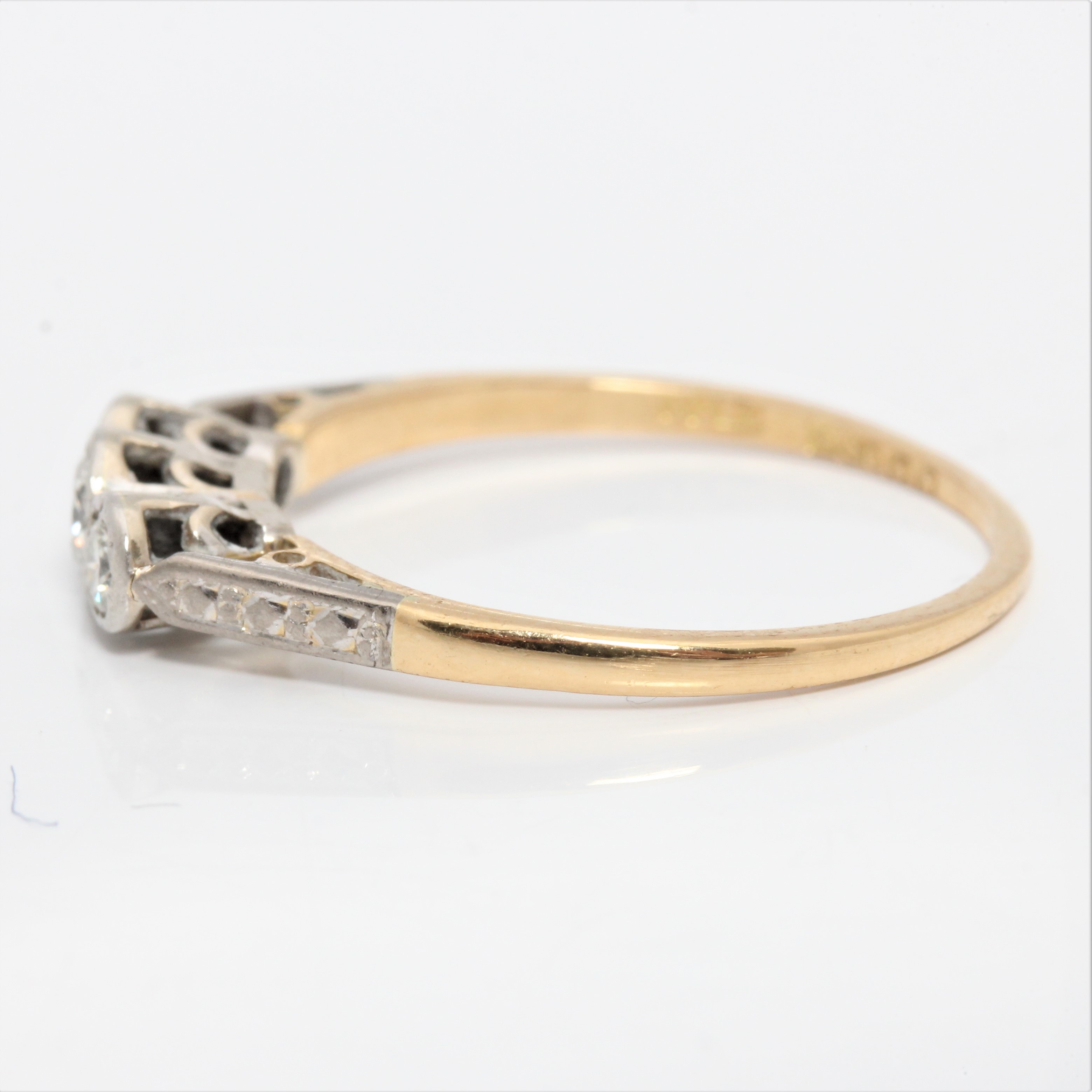 A hallmarked 18ct yellow gold three stone diamond ring, set with three graduated round brilliant cut - Image 4 of 4