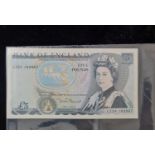Two uncirculated, consecutive five pound notes. Chief cashier D.H.F. Somerset. Numbers LZ24 183967