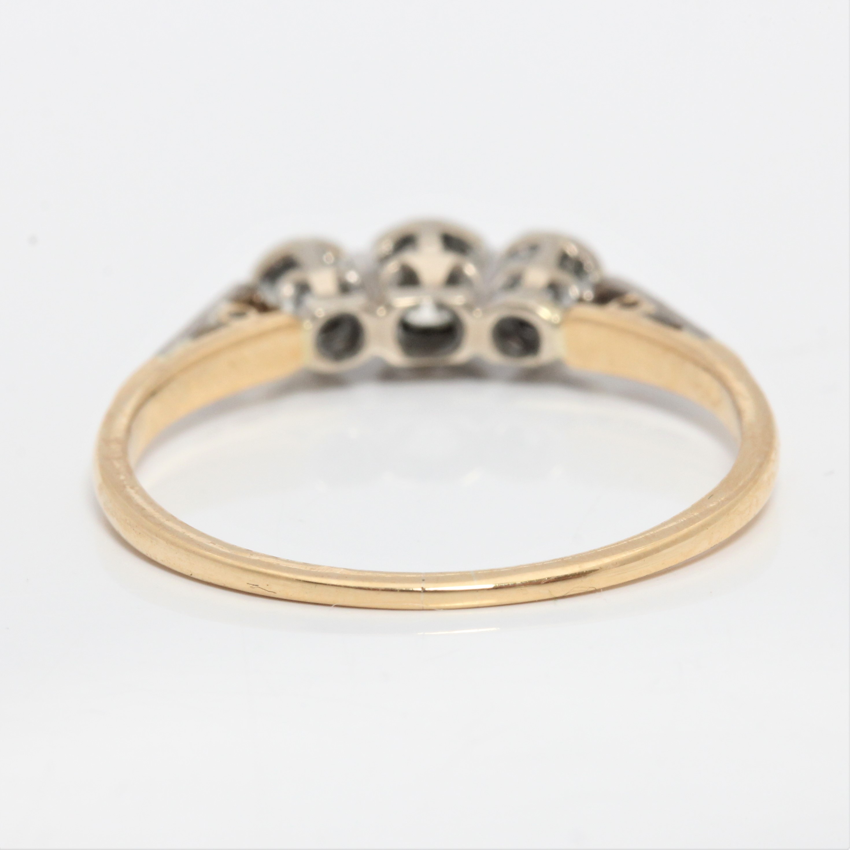 A hallmarked 18ct yellow gold three stone diamond ring, set with three graduated round brilliant cut - Image 3 of 4