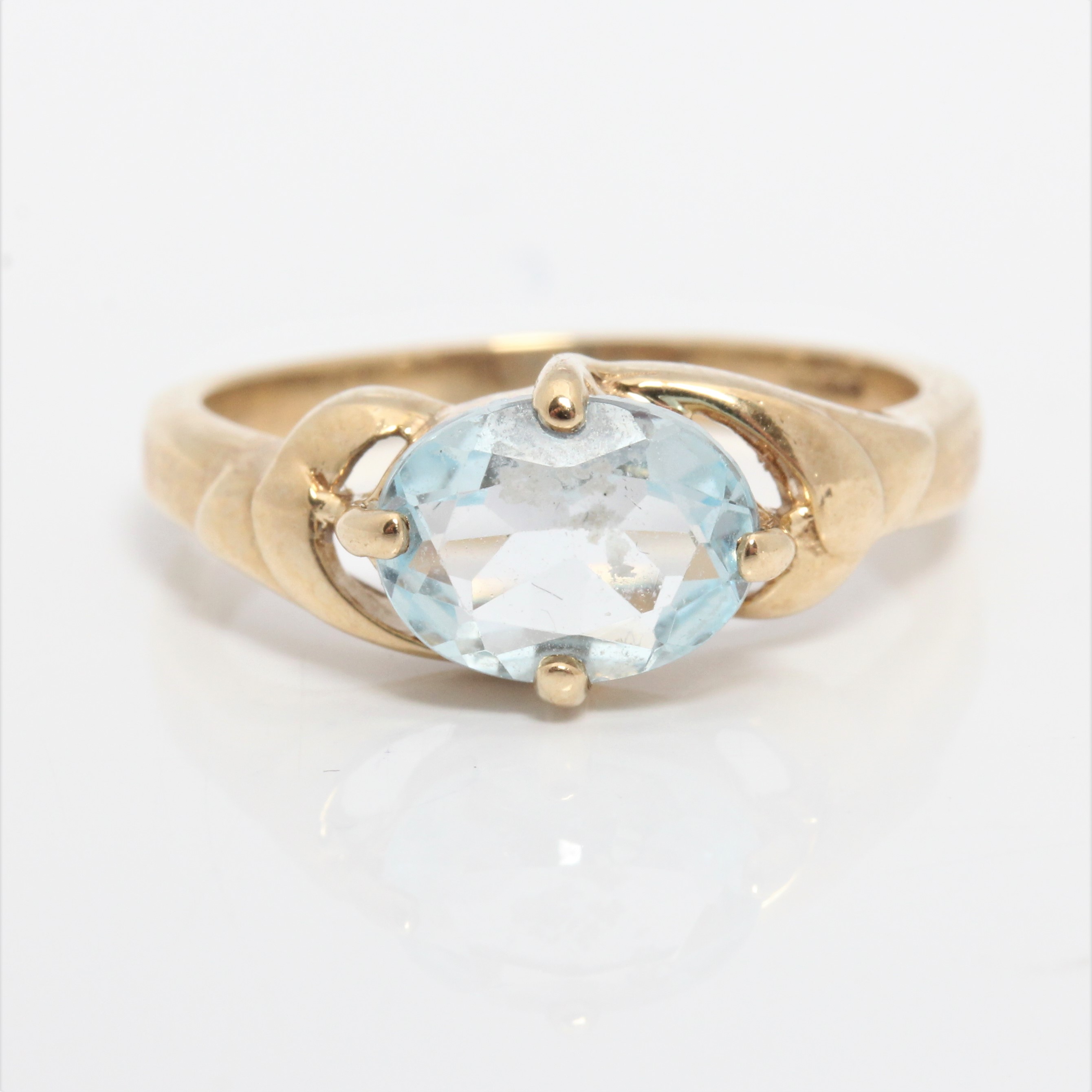 A hallmarked 9ct yellow gold blue topaz dress ring, ring size N 1/2