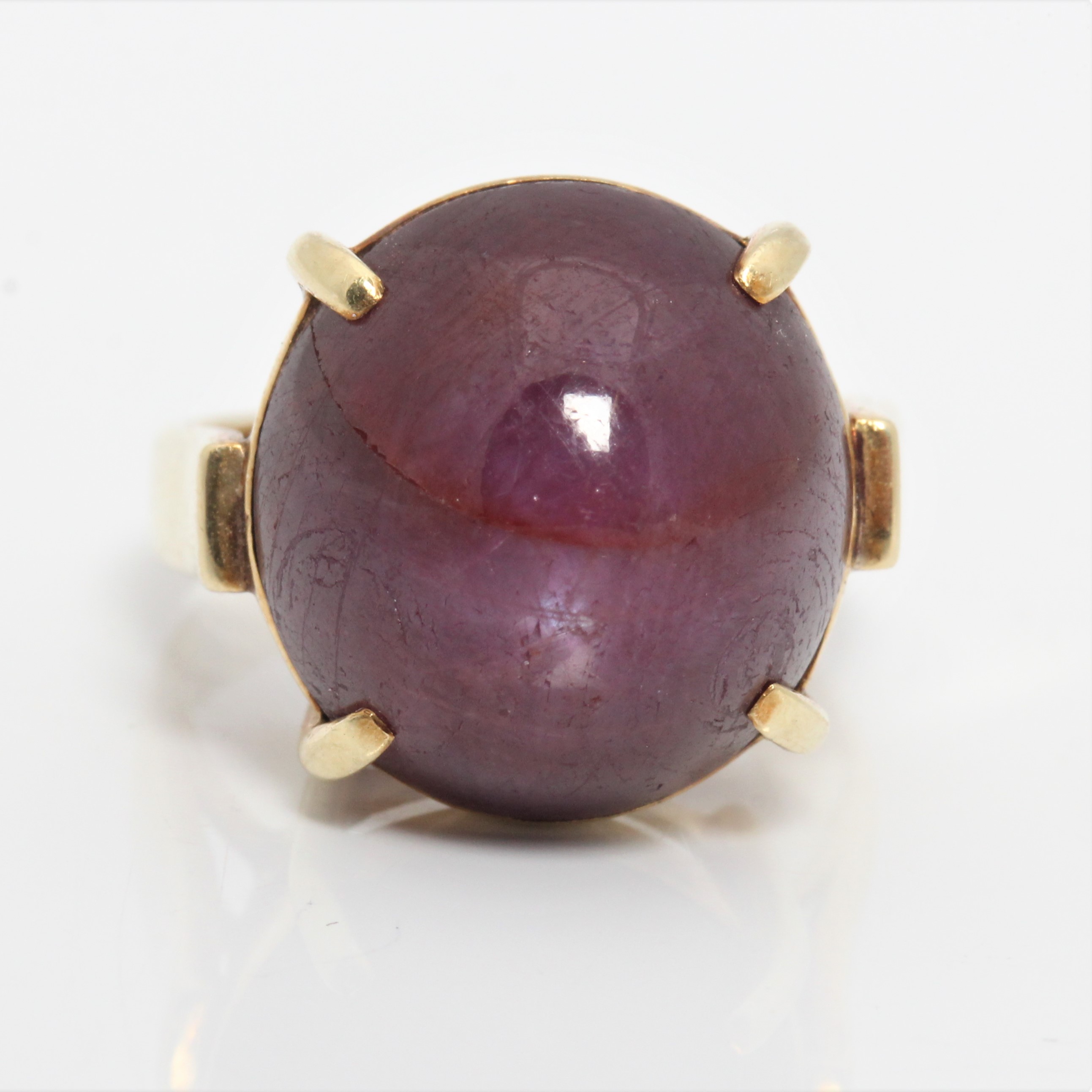 A star ruby ring, set with a star ruby cabochon, measuring approx. 22ct, to plain band, stamped - Image 2 of 5