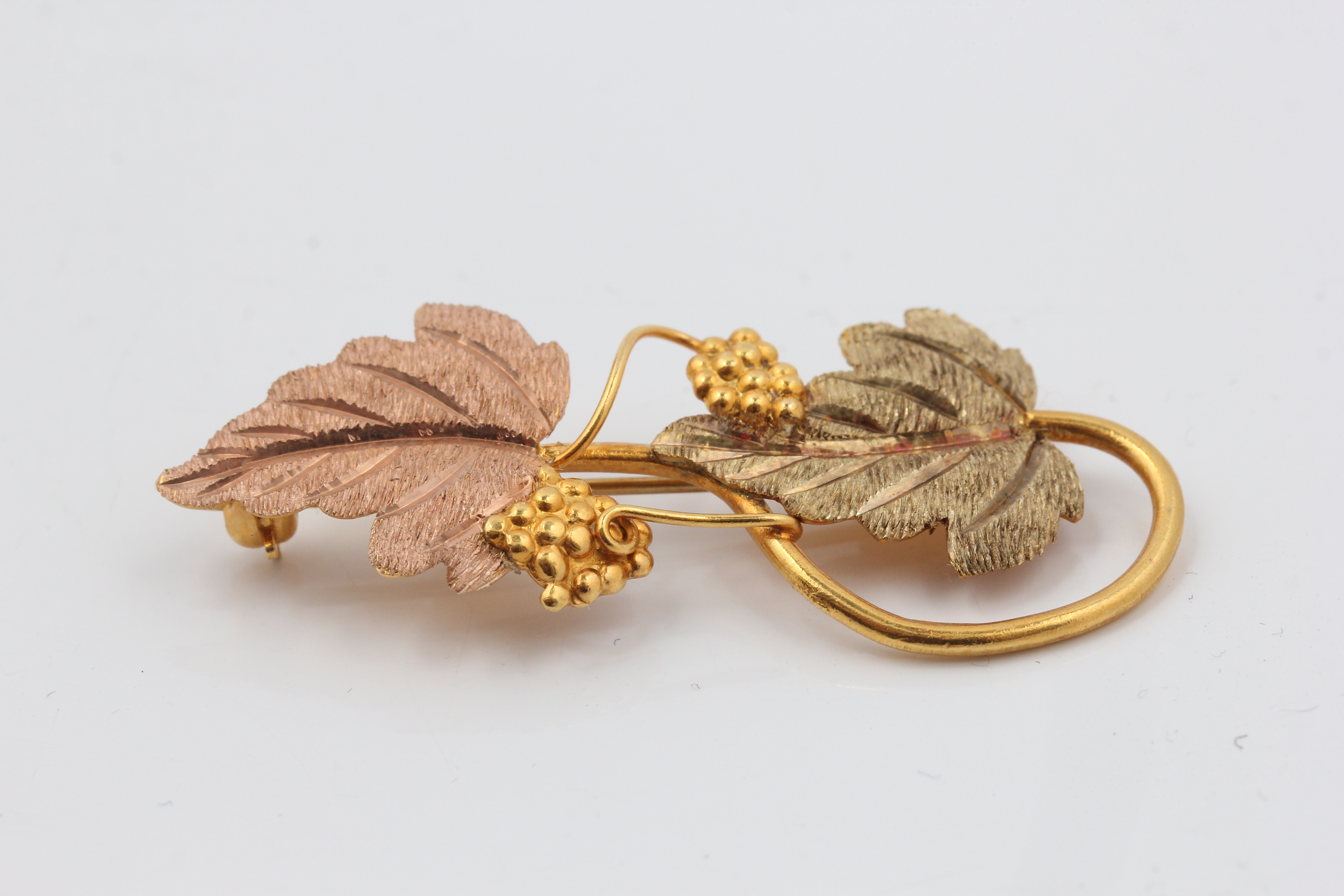 A leaf and vine design brooch, stamped 10K, length approx. 4.5cm. - Image 2 of 4