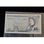 Two VF uncirculated, consecutive five pound notes. Chief cashier D.H.F Somerset. Numbers LZ52 533874