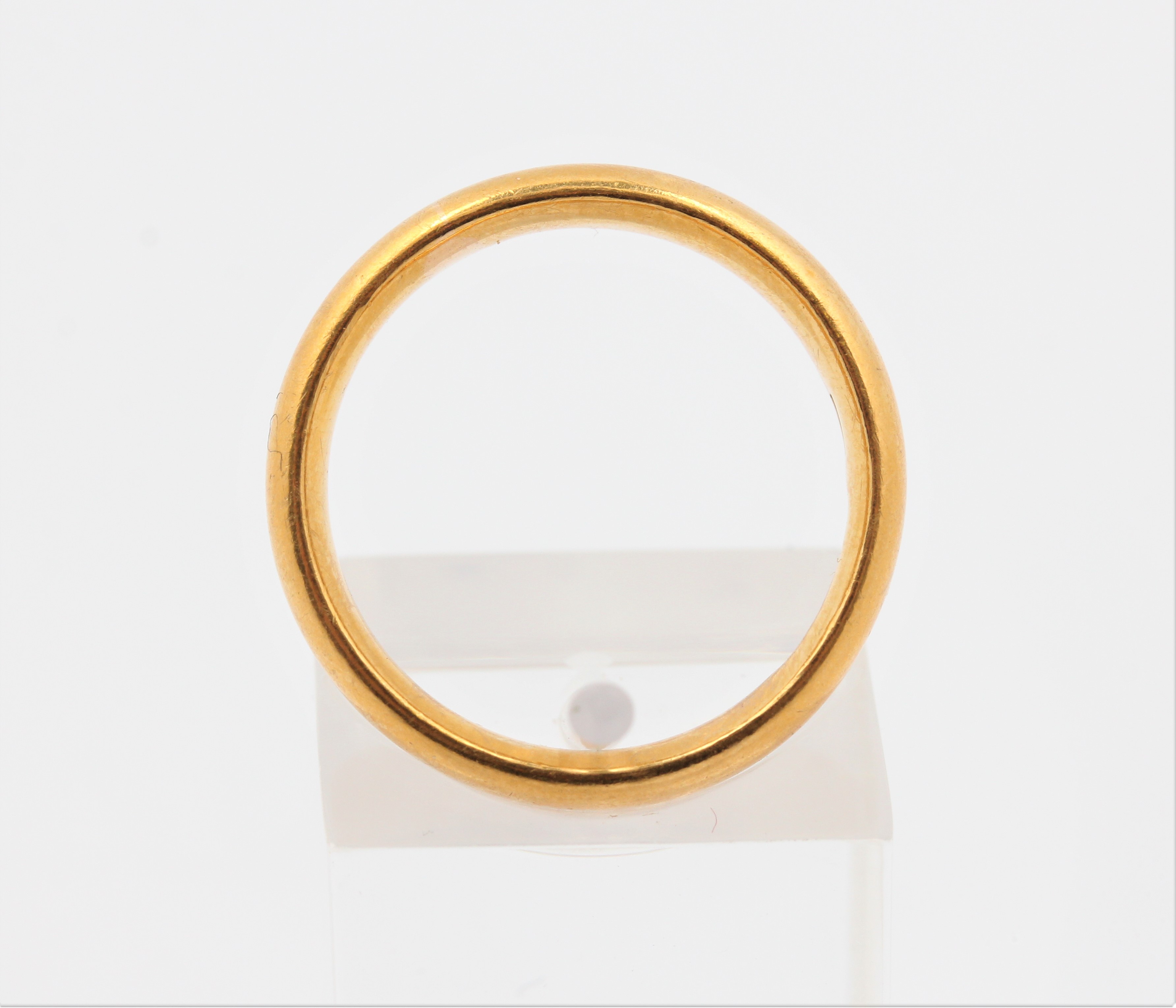 A hallmarked 22ct yellow gold plain wedding band, ring size M1/2, approx. weight 7.6g. - Image 2 of 3