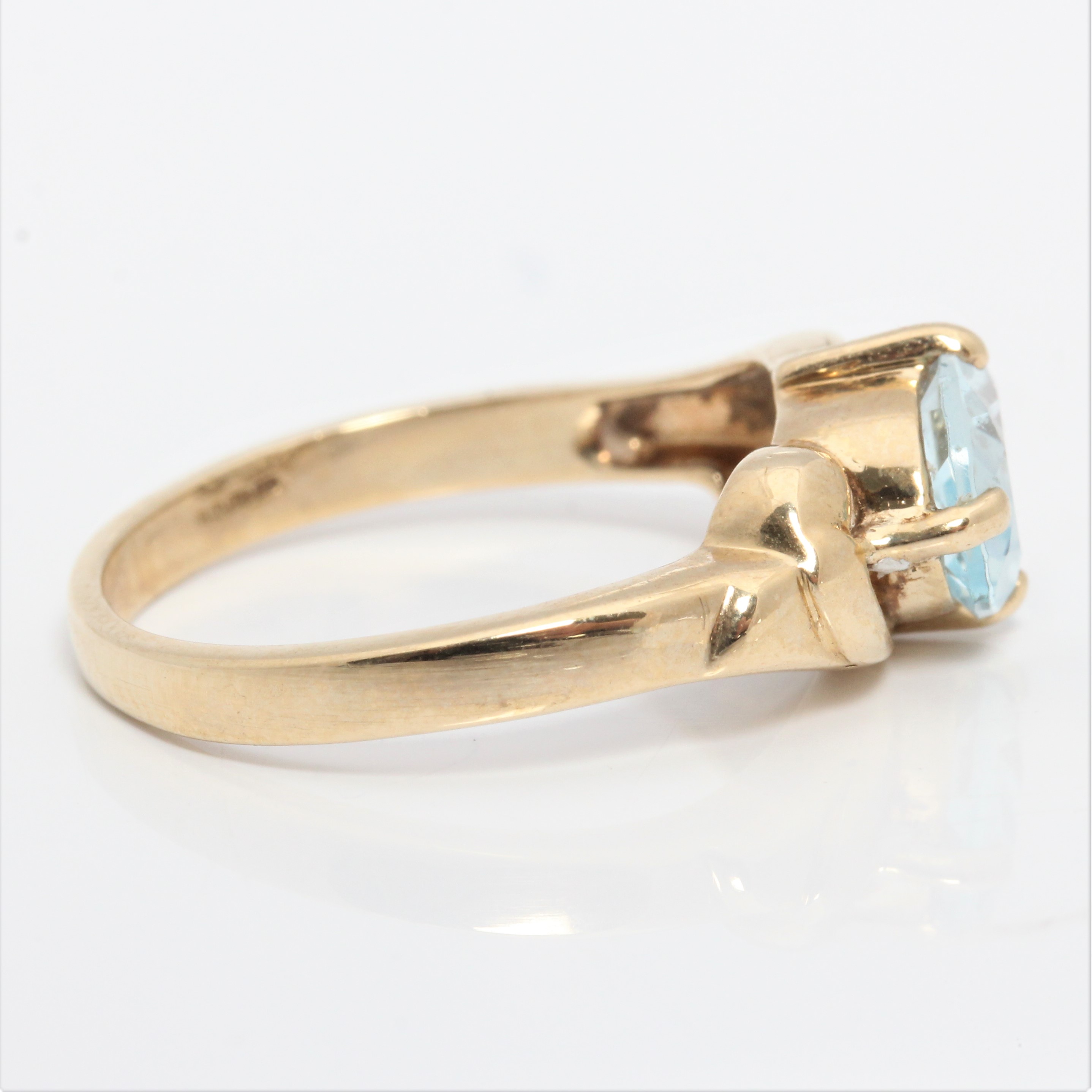 A hallmarked 9ct yellow gold blue topaz dress ring, ring size N 1/2 - Image 2 of 4