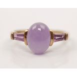 A hallmarked 9ct yellow gold lavender jadeite jade (possibly treated) and amethyst ring, ring size